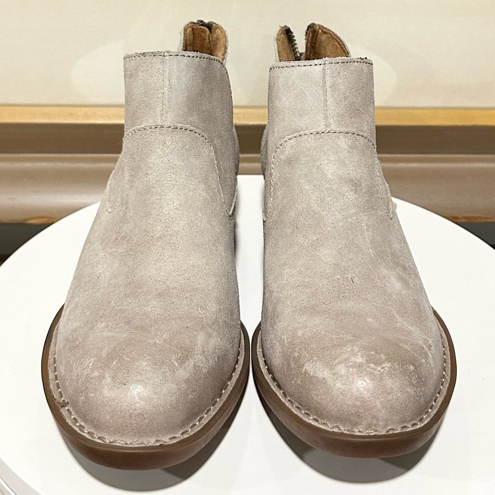 🌸BORN🌸 Kerri Suede Ankle Block Heel Booties Size: 6M - Picture 6 of 16